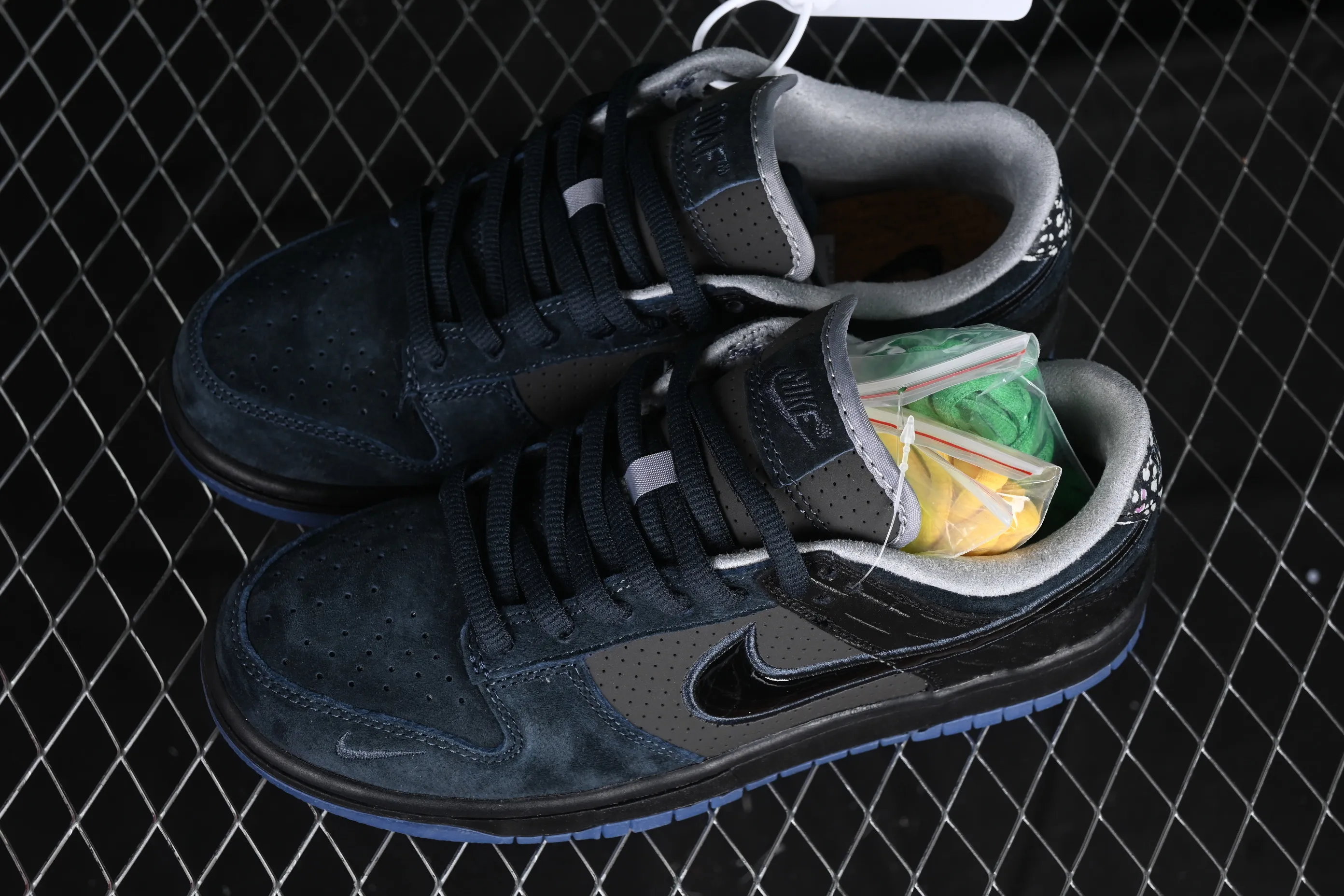 All categories Nk SB Dunk Series Nk SB Dunk Low low-top sneakers Division Street x Nk Dunk Low "Oregon Black" Oregon hidden color low-top casual sneakers HV1470-001